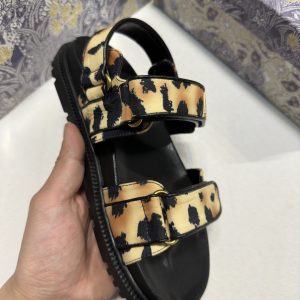 סנדלים וכפכפים דיור