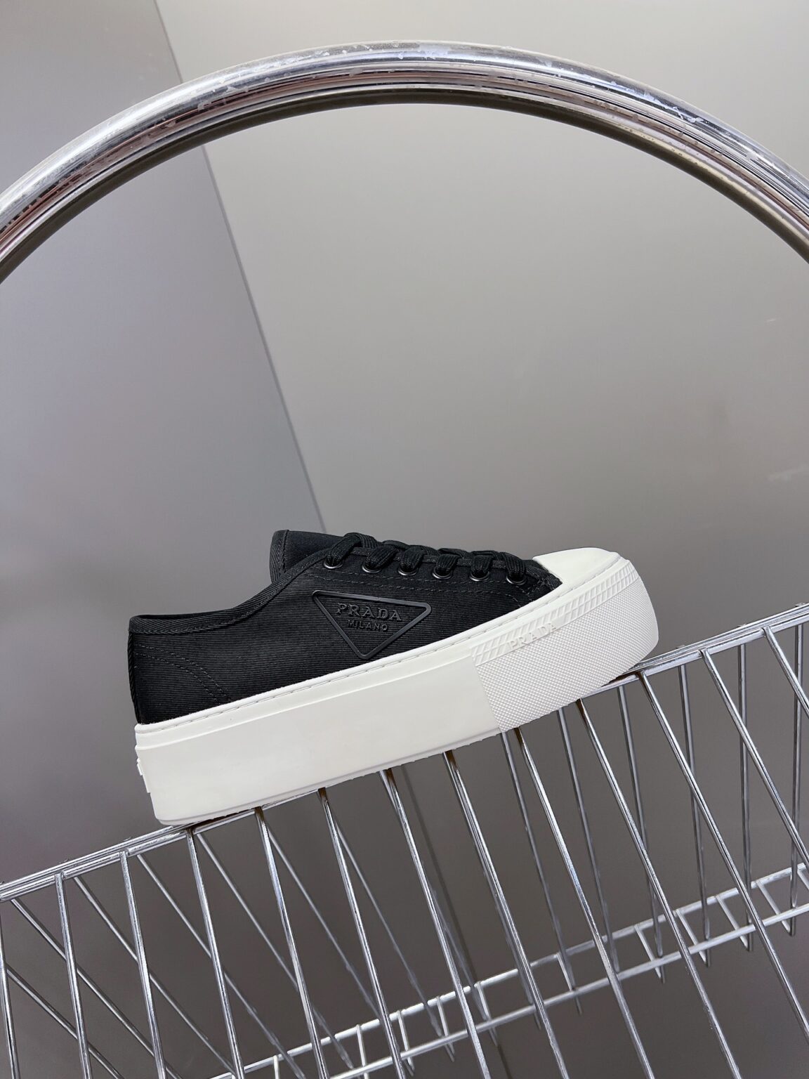 סניקרס פראדה – תמונה 7