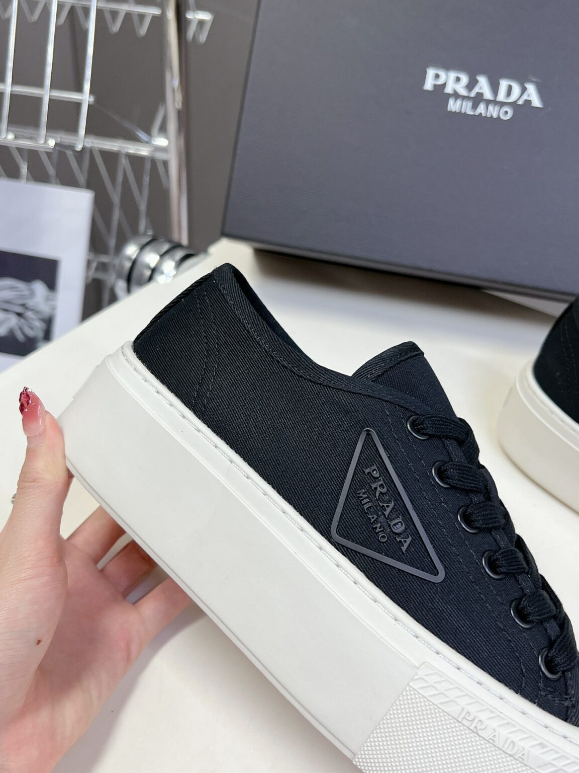 סניקרס פראדה – תמונה 8