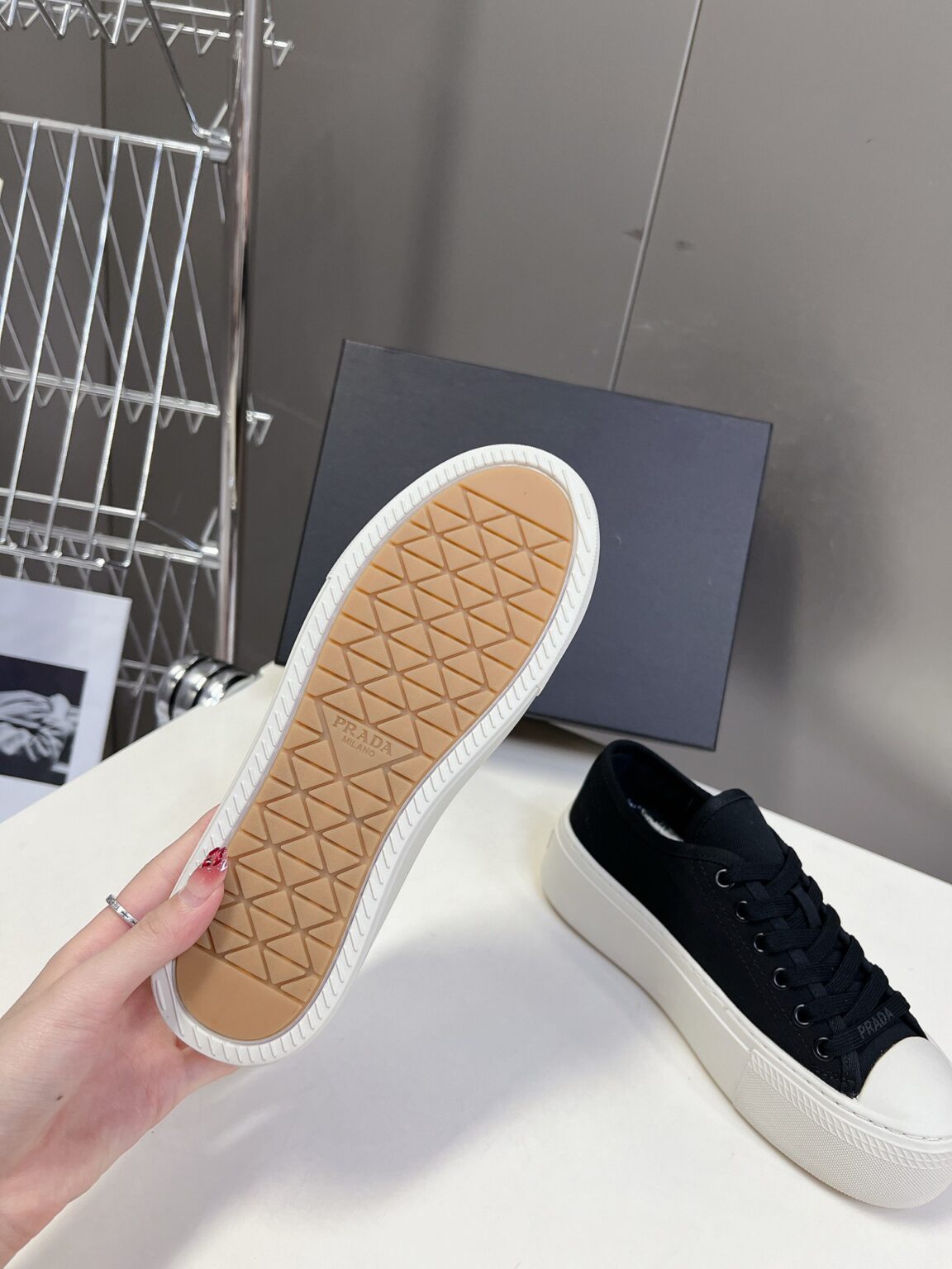 סניקרס פראדה – תמונה 5