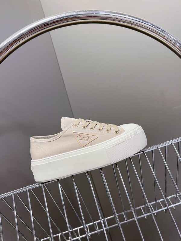 סניקרס פראדה