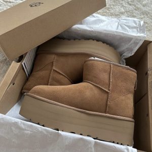 מגפיים UGG מידי