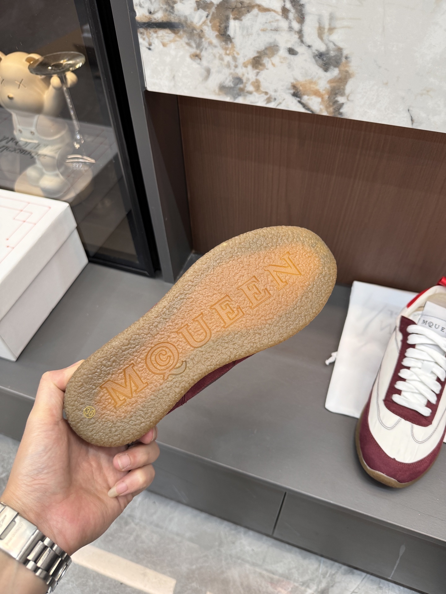 סניקרס אלכסנדר מקווין – תמונה 9