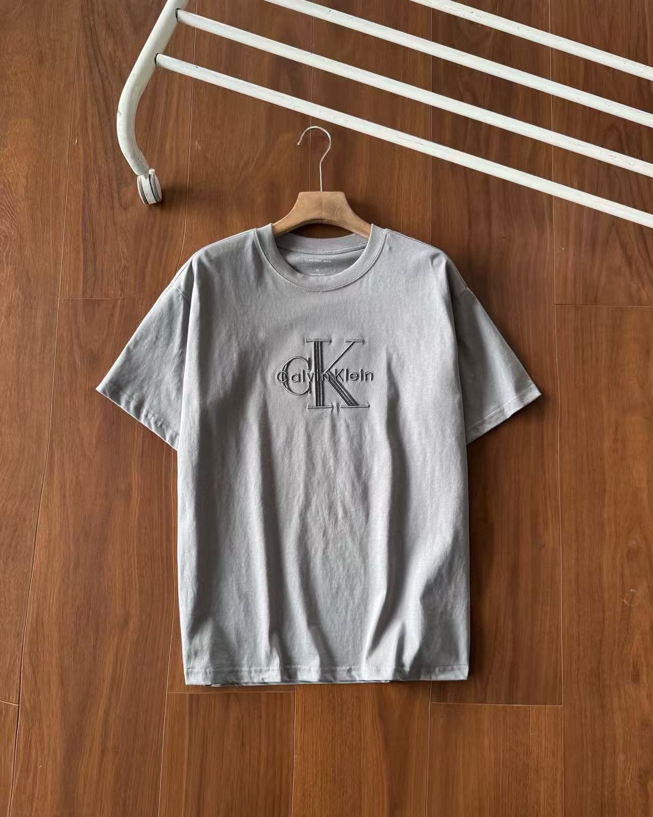 חולצות טי קלווין קליין – תמונה 10