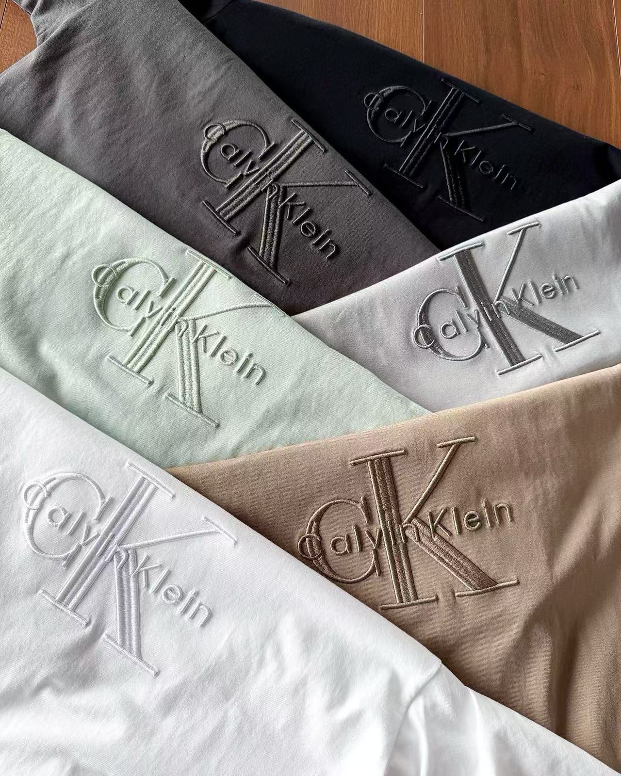 חולצות טי קלווין קליין – תמונה 6