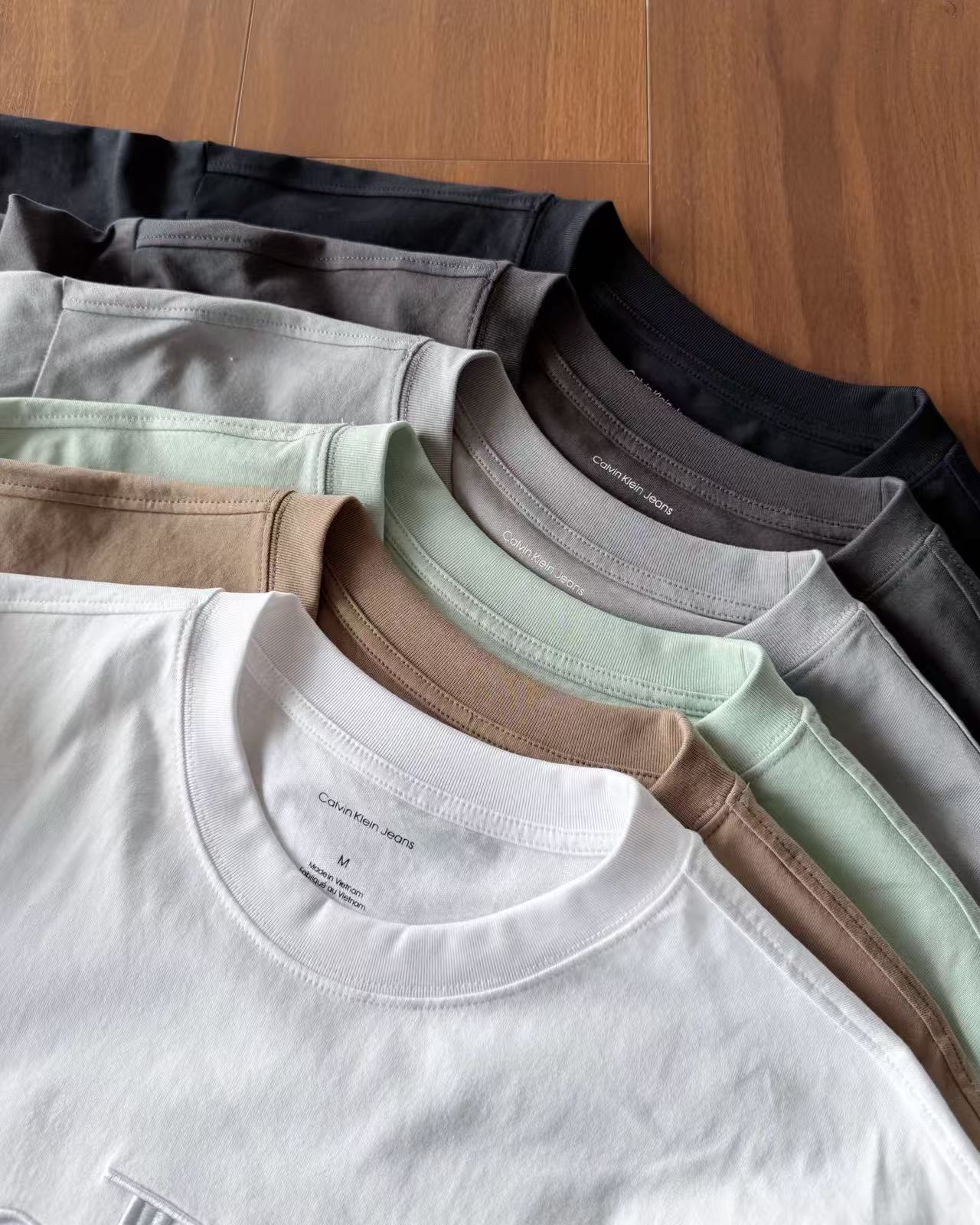 חולצות טי קלווין קליין – תמונה 4