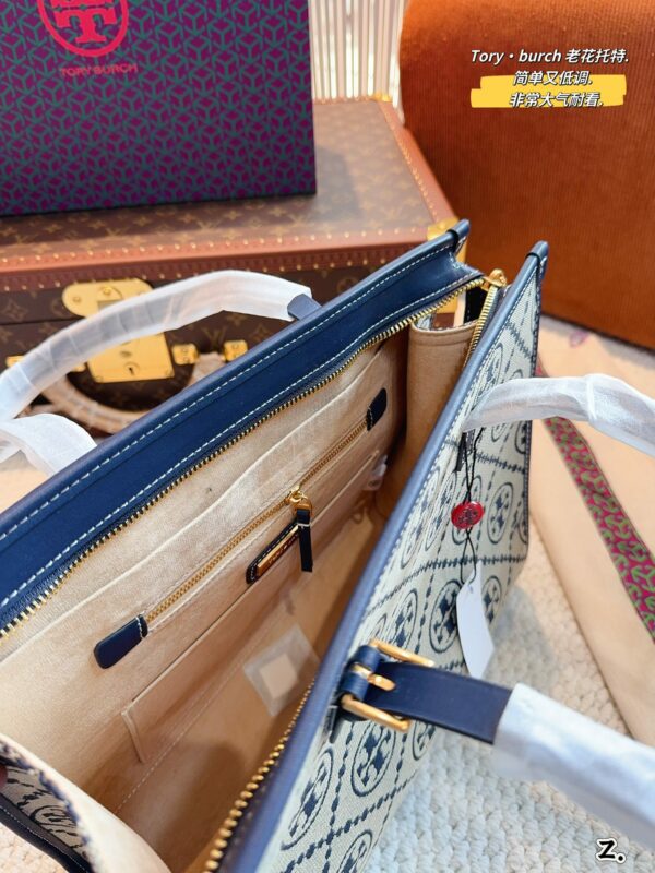 תיק צד גדול טורי – תמונה 7