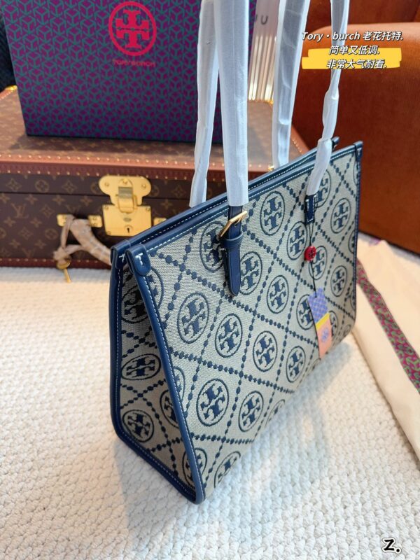 תיק צד גדול טורי – תמונה 4