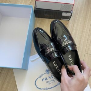 נעלי מוקסין פראדה