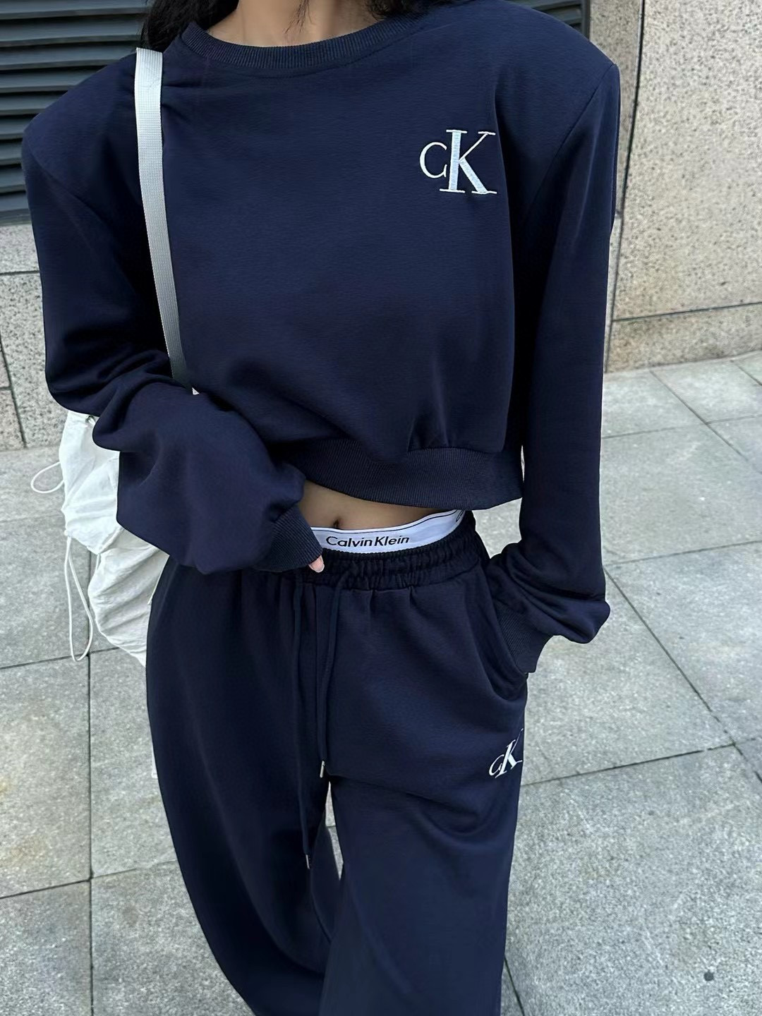 חליפה קלווין קליין