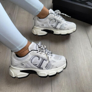 סניקרס דיור