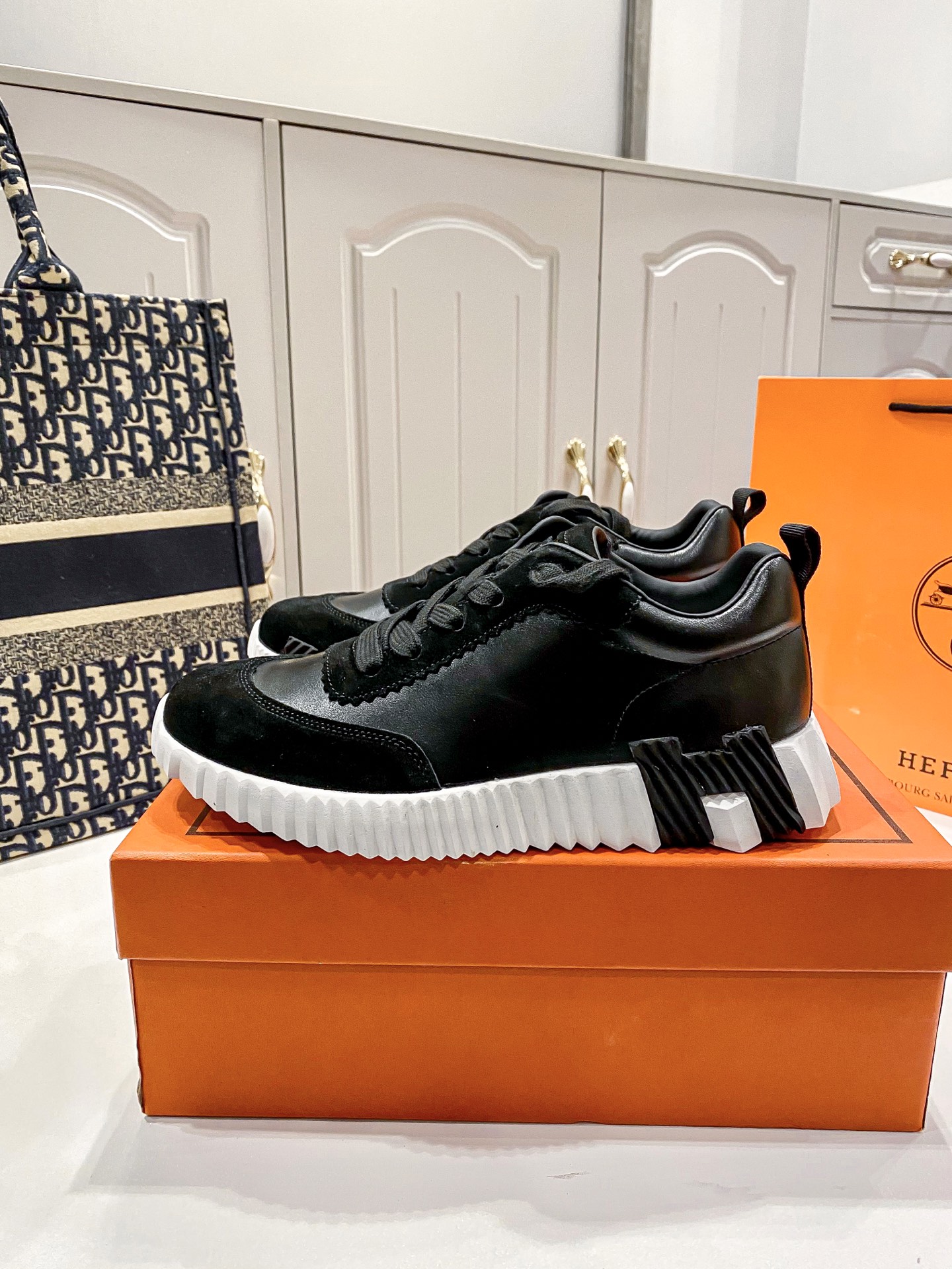 סניקרס הרמס – תמונה 12