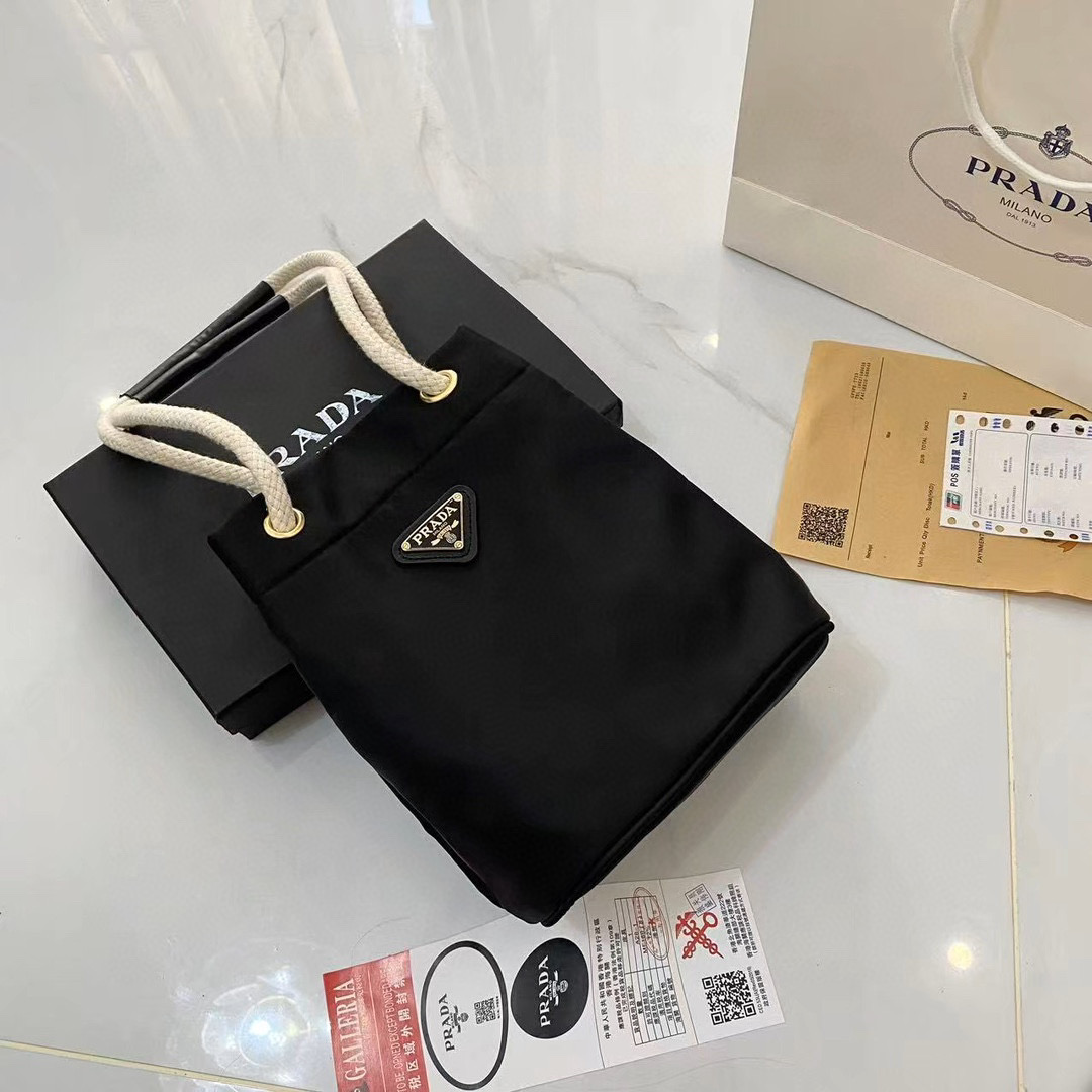 תיק יד פראדה