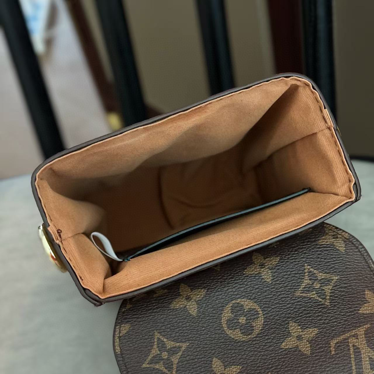 תיק כתף לואי ויטון – תמונה 9