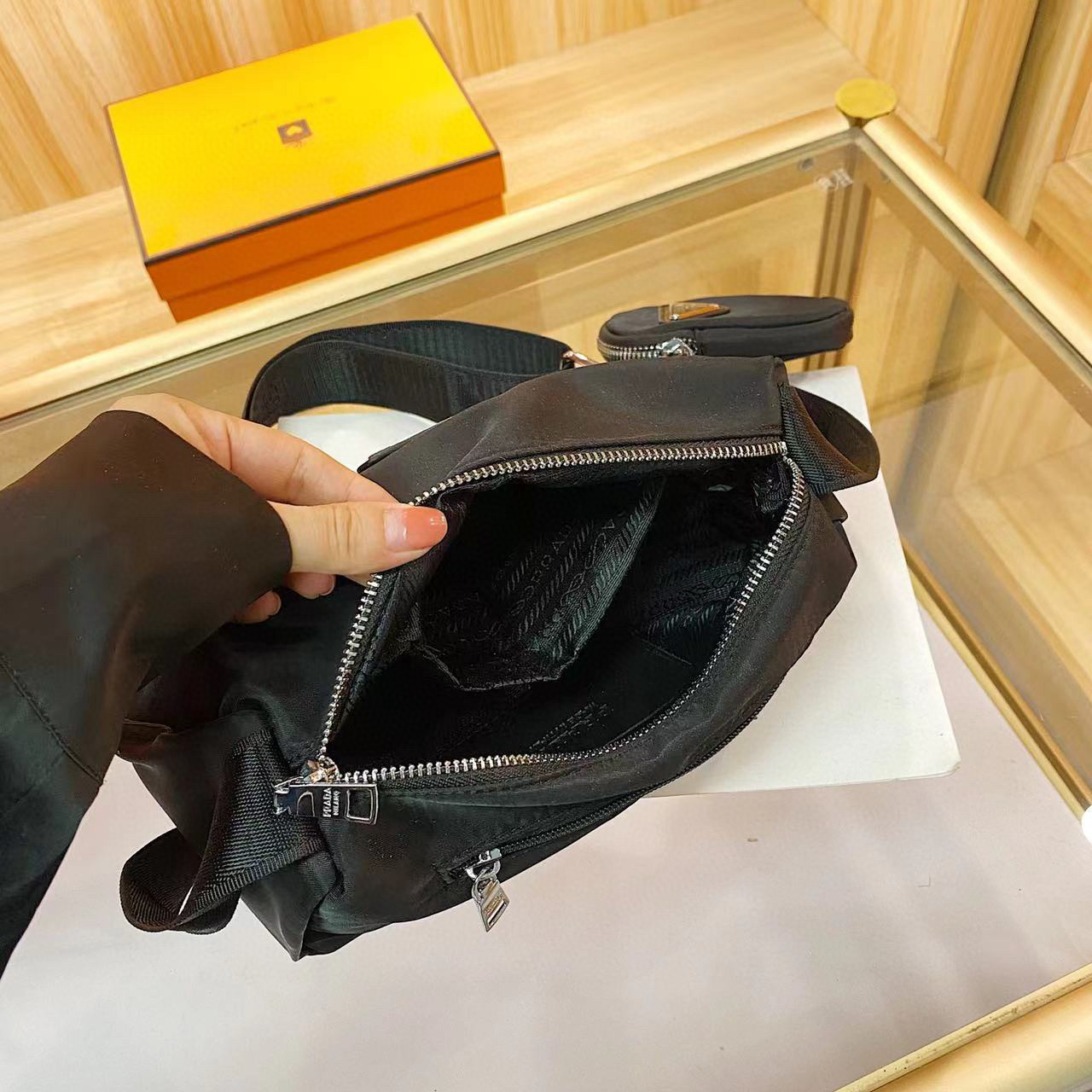 תיק צד פראדה – תמונה 6