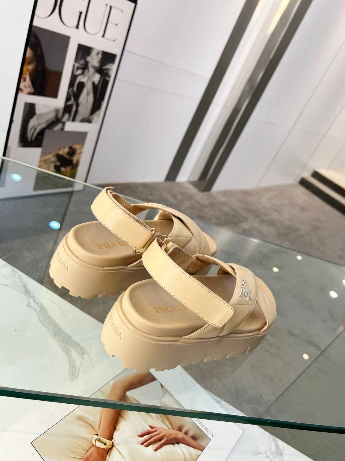 סנדלים וכפכפים פראדה – תמונה 11