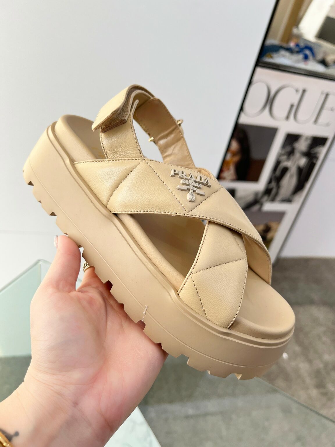 סנדלים וכפכפים פראדה – תמונה 16