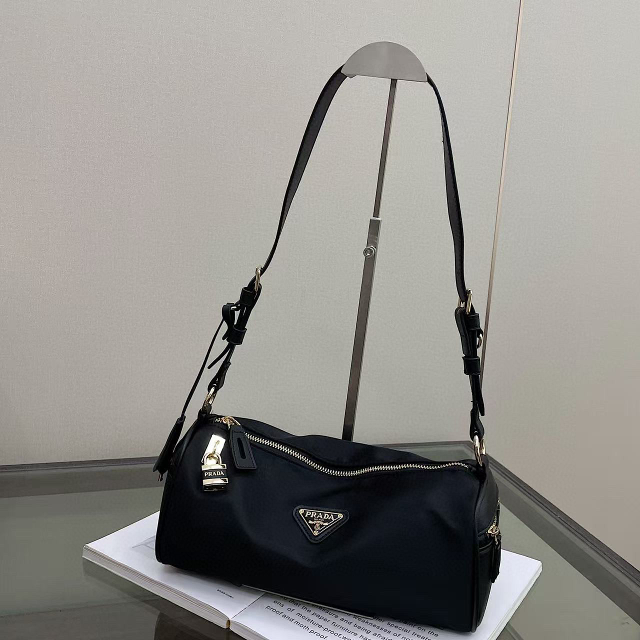 תיק כתף פראדה – תמונה 4