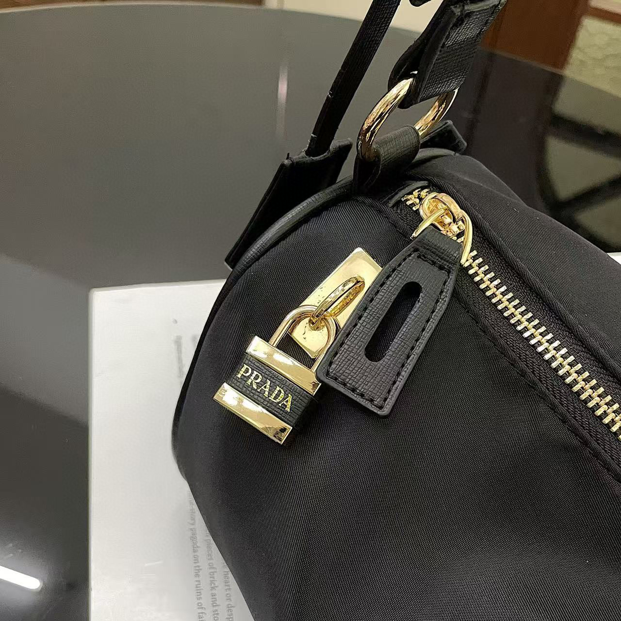 תיק כתף פראדה – תמונה 12