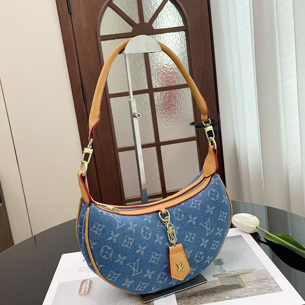 תיק חצי ירח לואי ויטון – תמונה 10