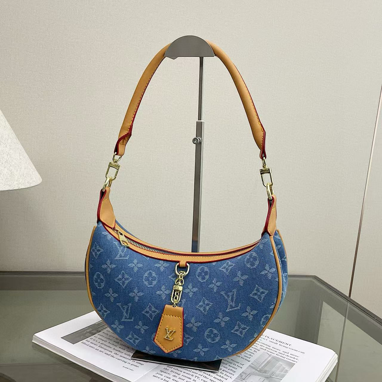 תיק חצי ירח לואי ויטון – תמונה 4