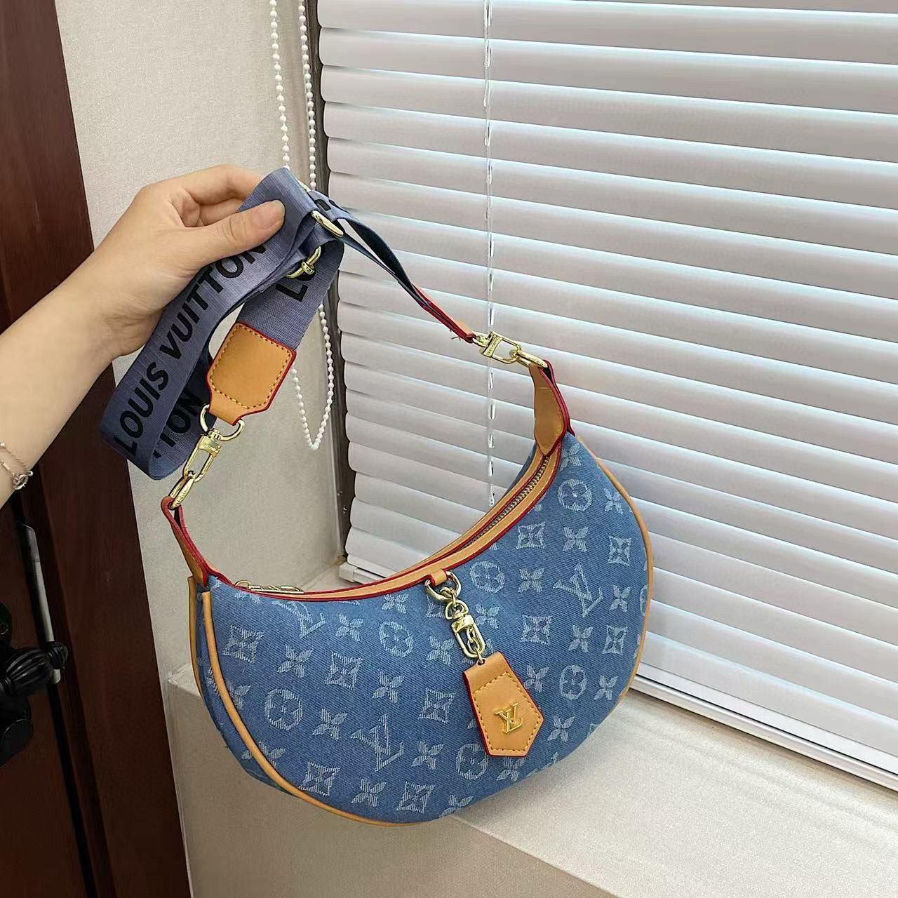 תיק חצי ירח לואי ויטון