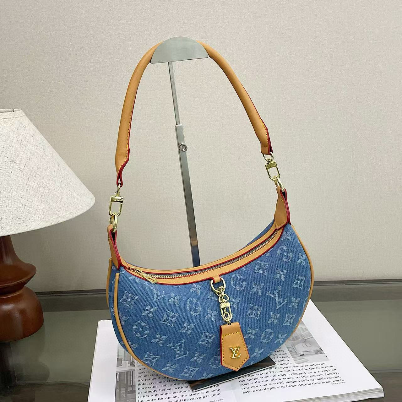 תיק חצי ירח לואי ויטון – תמונה 11