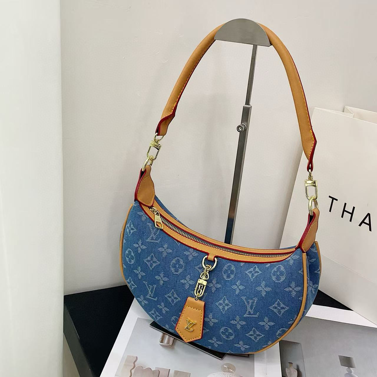 תיק חצי ירח לואי ויטון – תמונה 5