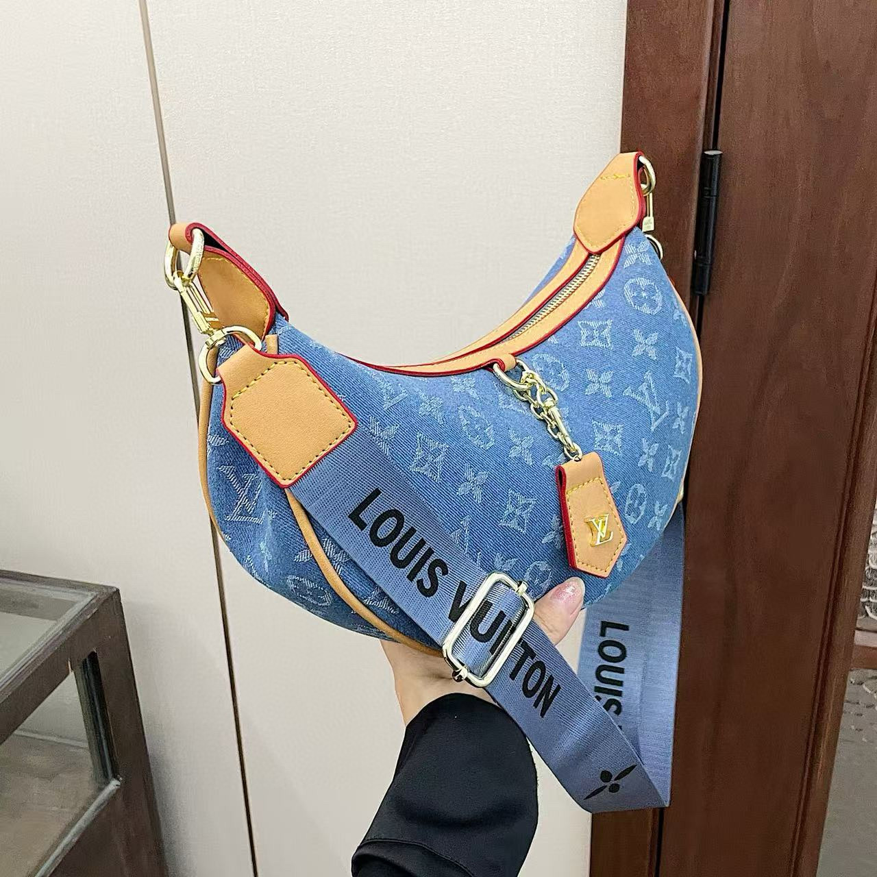 תיק חצי ירח לואי ויטון – תמונה 7