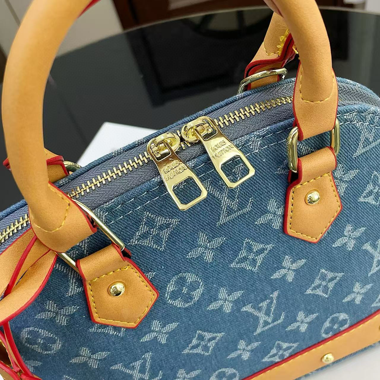 תיק יד לואי ויטון – תמונה 4