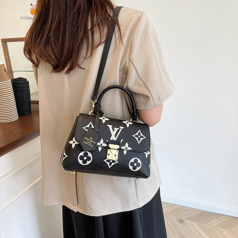 תיק יד לואי ויטון – תמונה 9