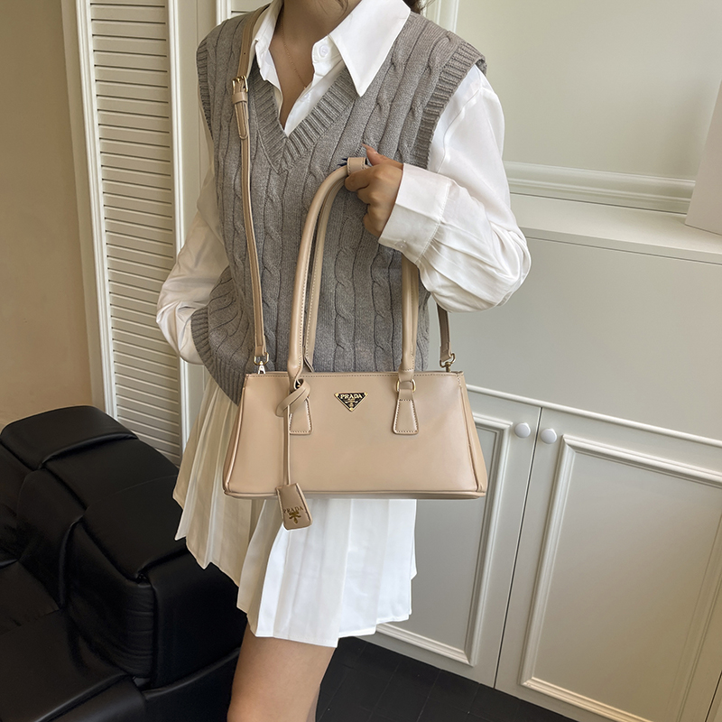 תיק צד פראדה – תמונה 9