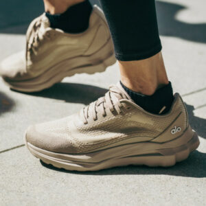 סניקרס אלו יוגה