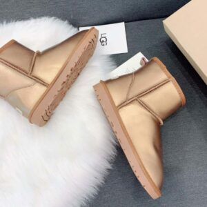 מגפיים UGG נמוכות