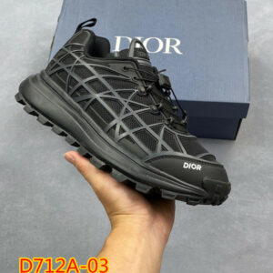 סניקרס דיור