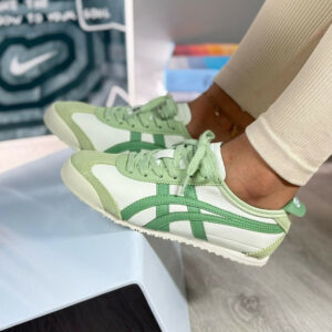 סניקרס אסיקס