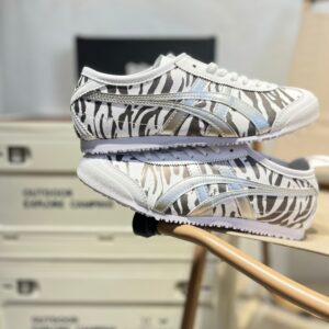 סניקרס אסיקס