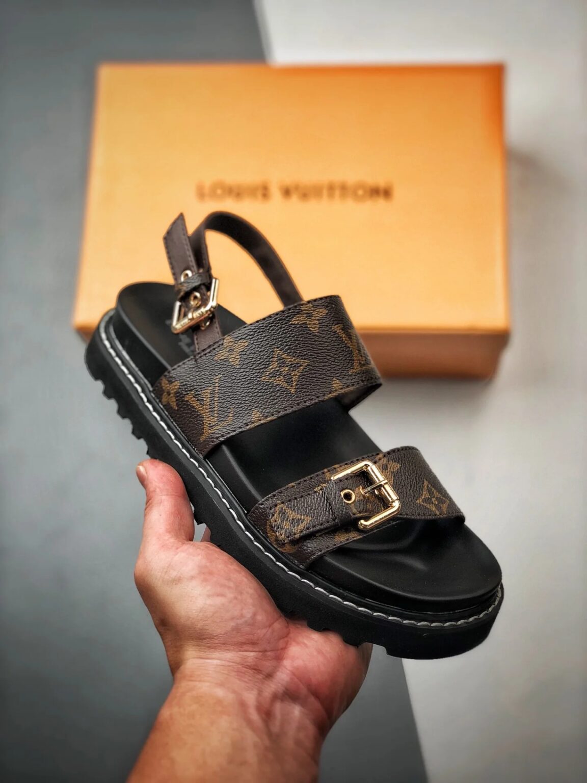 סנדלים לואי ויטון