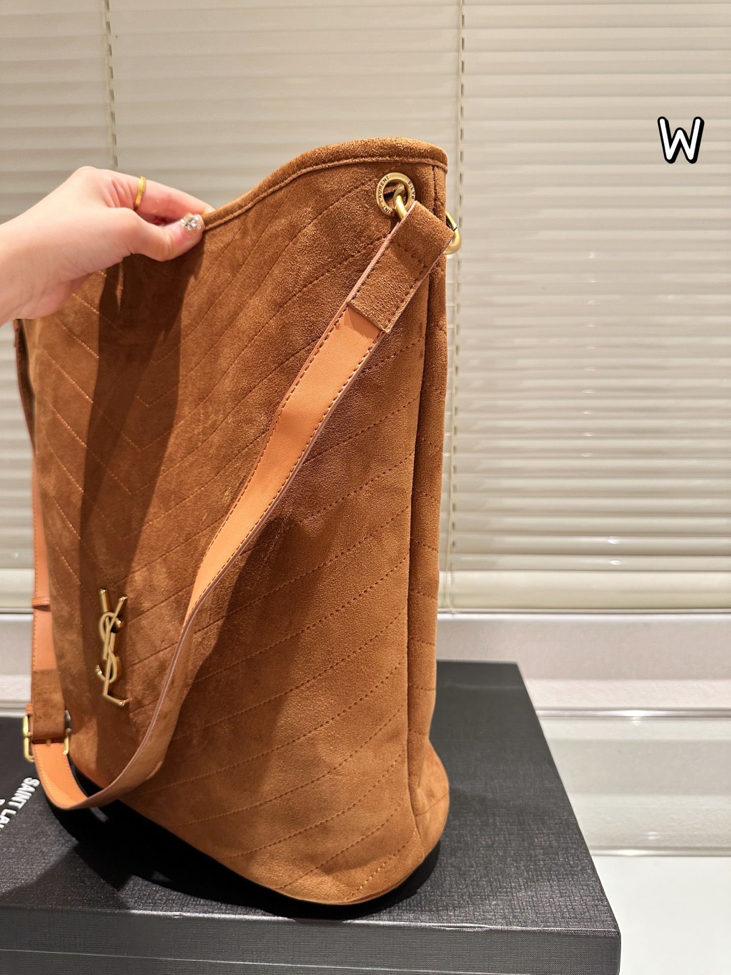 תיק זמש איב סן לורן – תמונה 5