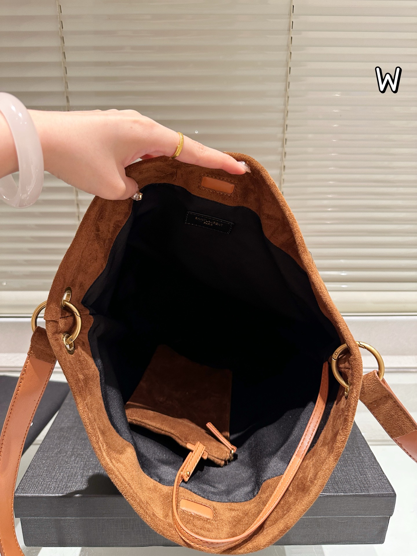 תיק זמש איב סן לורן – תמונה 8