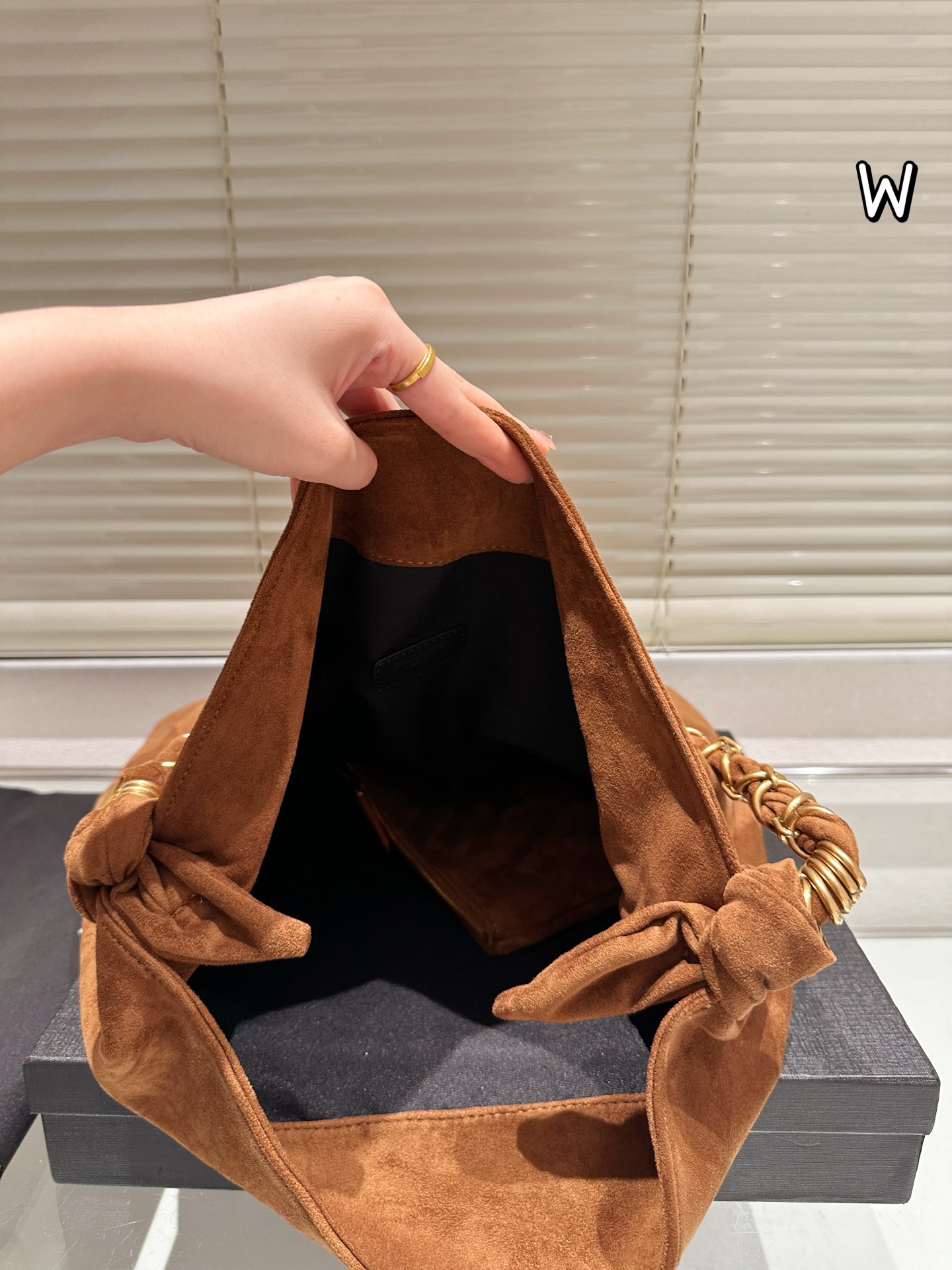 תיק זמש איב סן לורן – תמונה 4