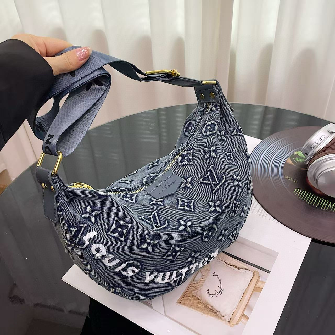 תיק יד לואי ויטון