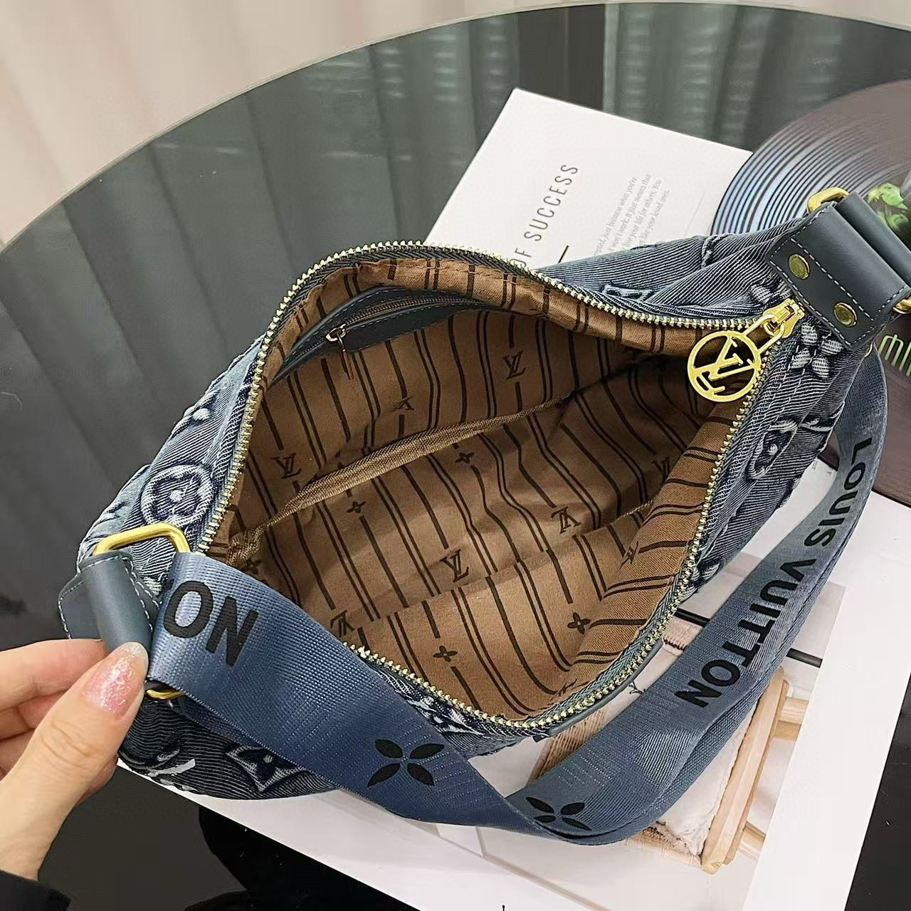 תיק יד לואי ויטון – תמונה 4