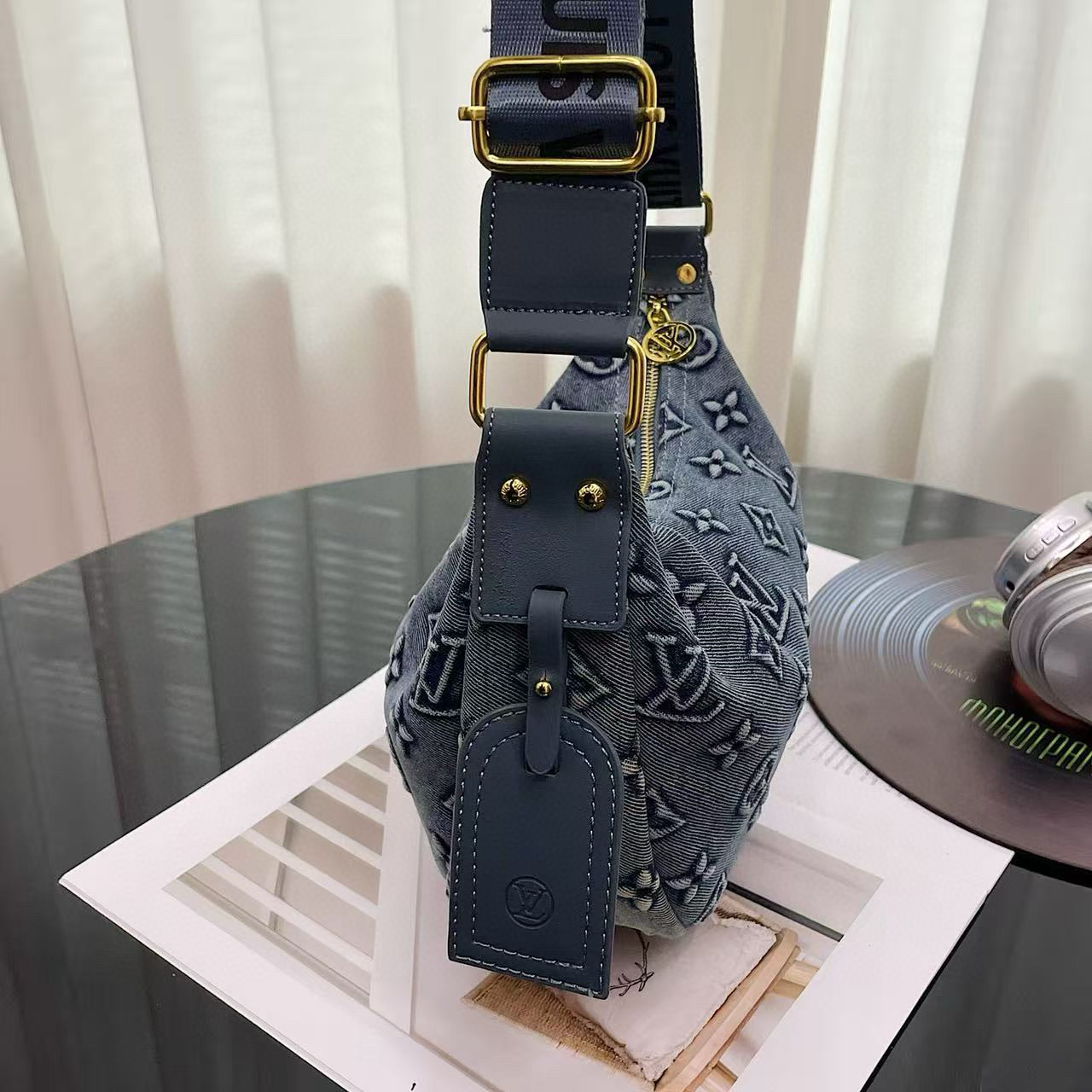 תיק יד לואי ויטון – תמונה 8