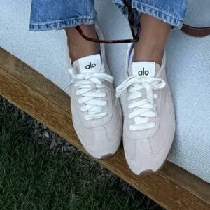 סניקרס אלו יוגה