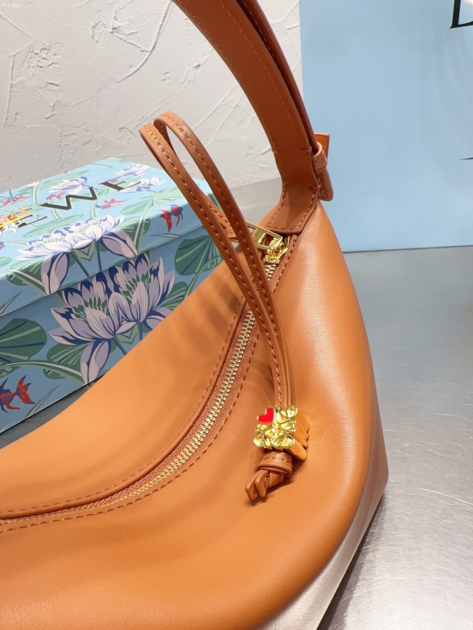 תיק יד LOEWE – תמונה 12