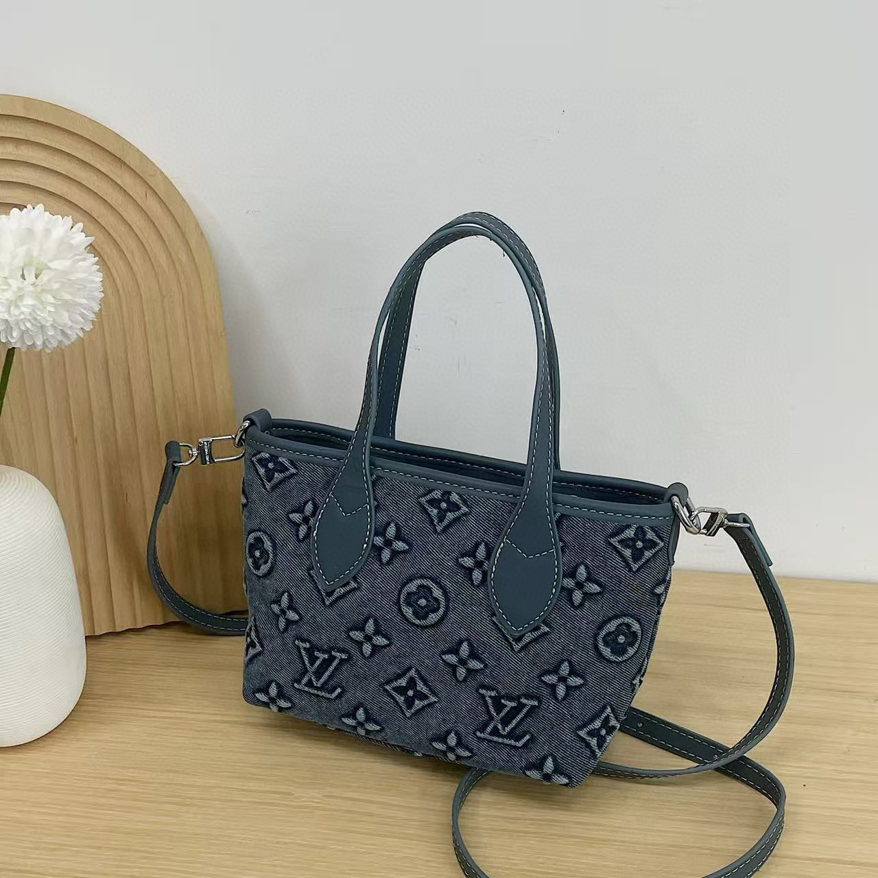 תיק יד לואי ויטון – תמונה 4