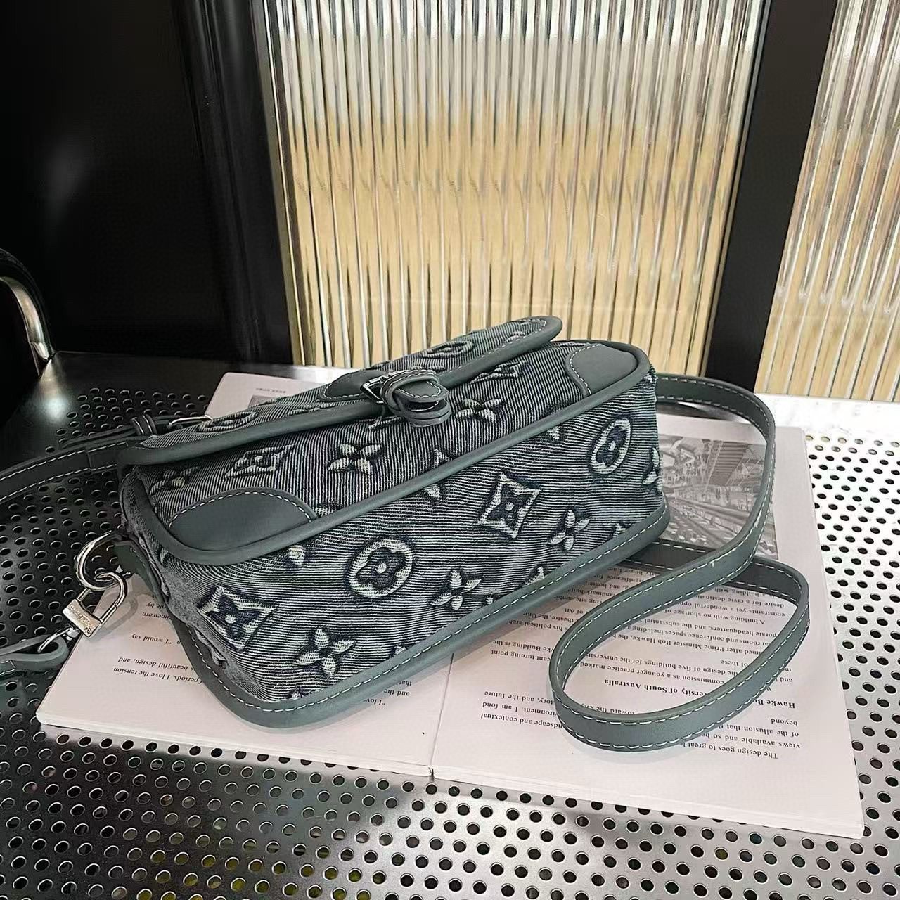 תיק צד לואי ויטון – תמונה 9