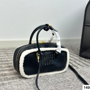 תיק יד מיו מיו