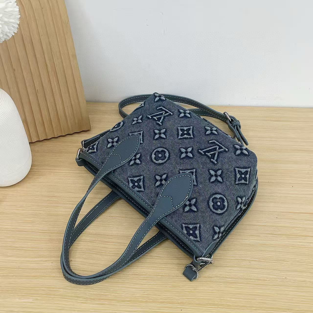 תיק יד לואי ויטון – תמונה 6